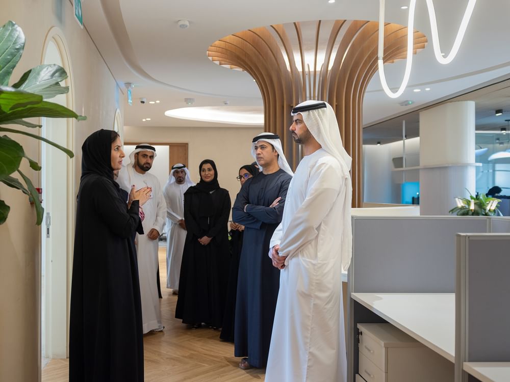 رئيس دائرة تنمية المجتمع يطلع على خدمات مركز الخدمة التابع لهيئة الرعاية الأسرية