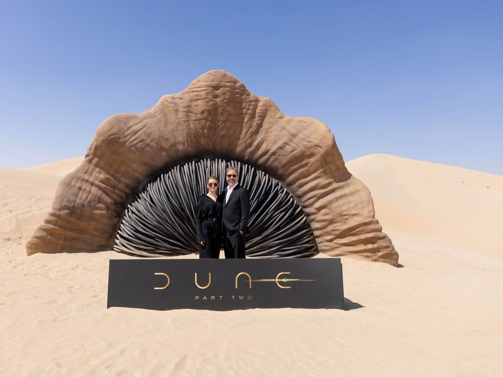 Pembuat Film Dan Bintang Dune Part Two Terlihat Bersama Cacing Pasir