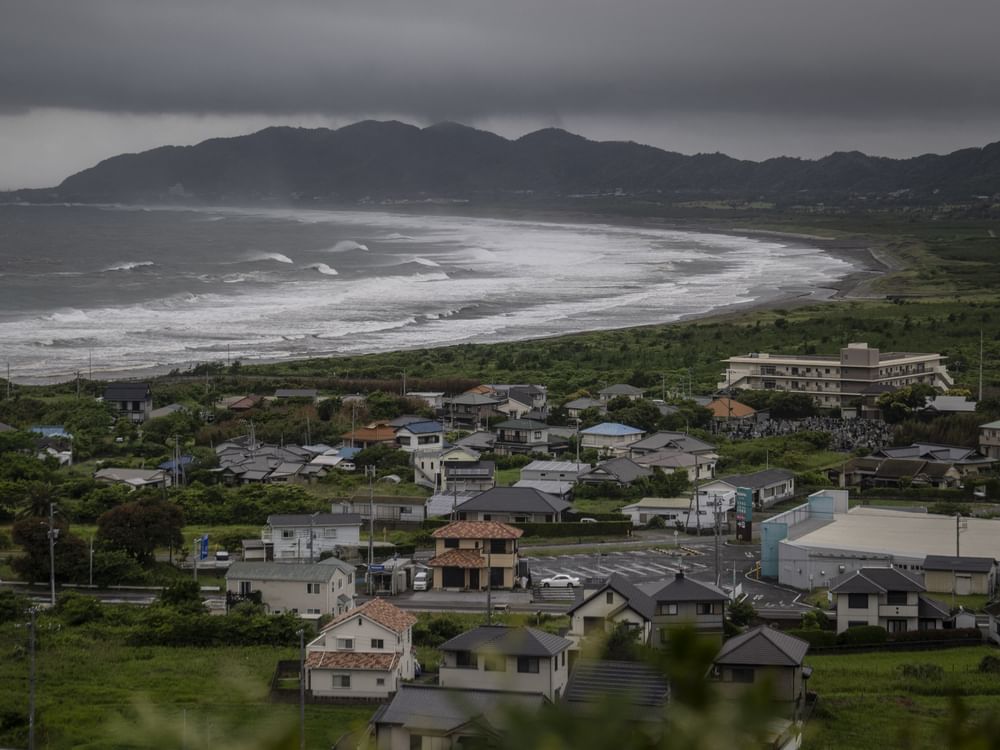 Typhoon 'Jangmi' brings heavy rain to Tokyo, disrupts flights