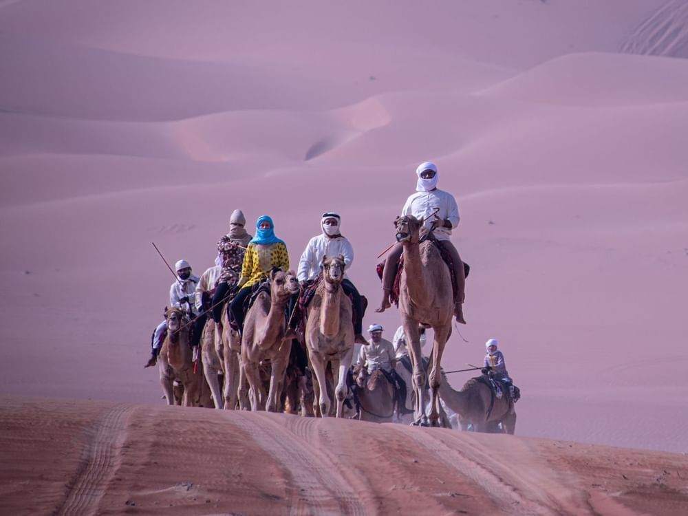 Aventureros de 17 países inician la 11.ª travesía en camello por el desierto emiratí