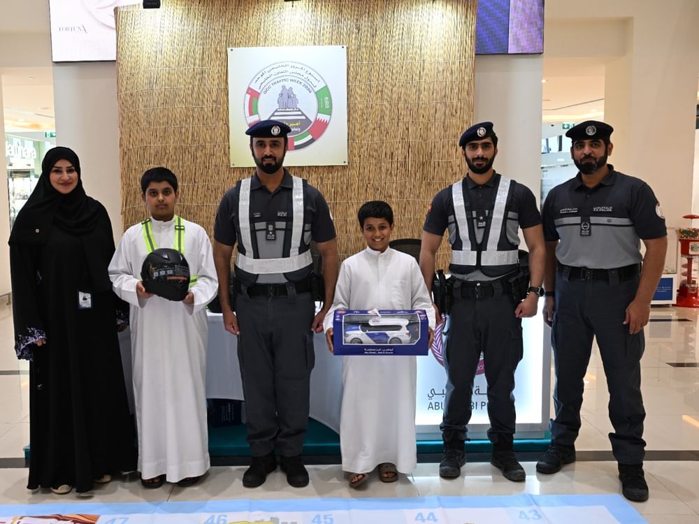 شرطة أبوظبي تنظم فعاليات توعوية في الظفرة ضمن أسبوع المرور الخليجي
