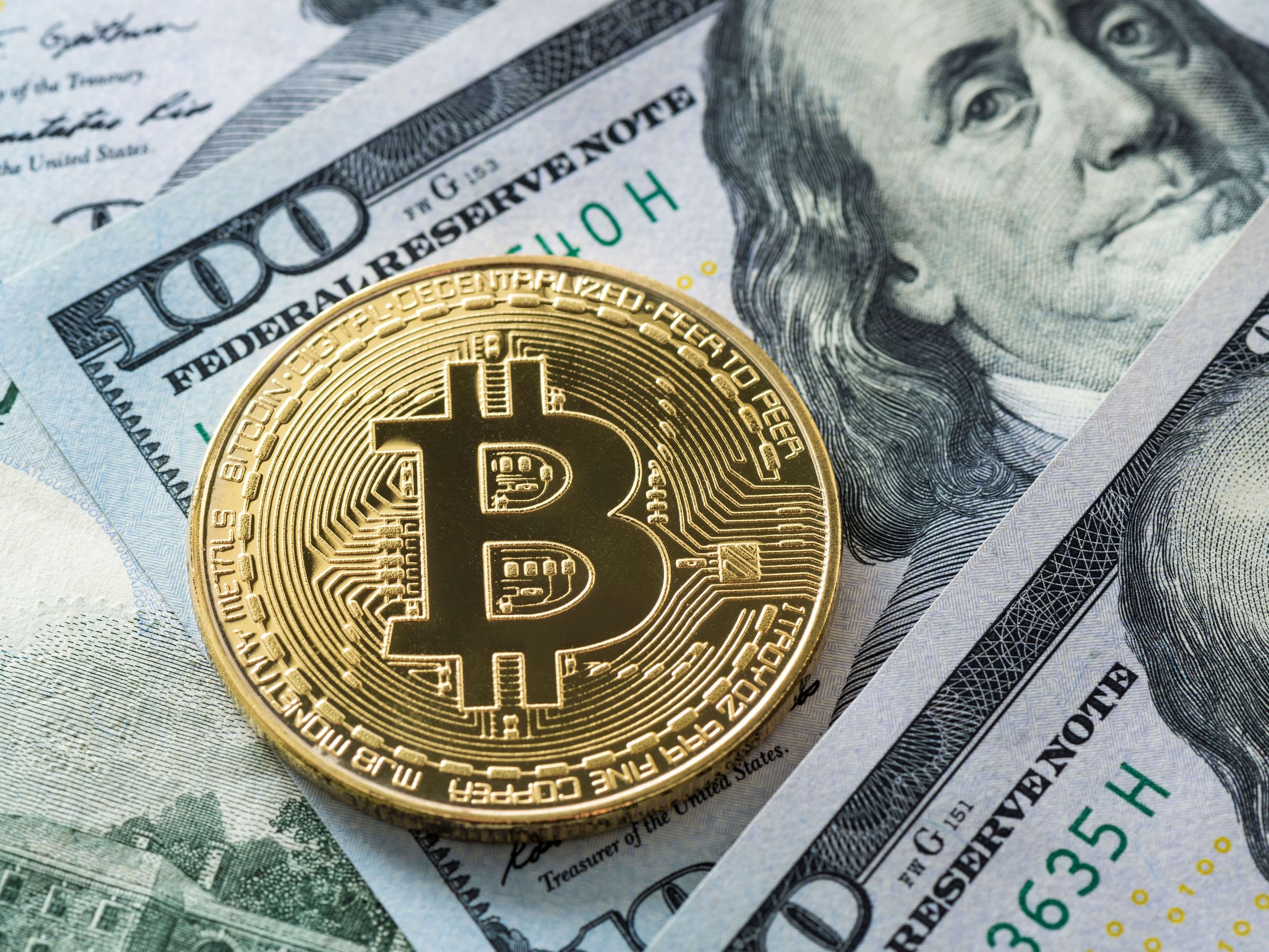 Dollar rises against major currencies, cryptocurrencies decline