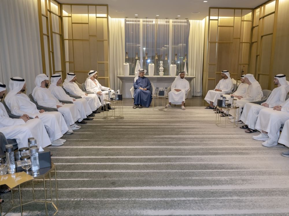 Abdulla Al Hamed se reúne com profissionais de mídia dos Emirados durante Fórum Árabe de Mídia no Kuwait