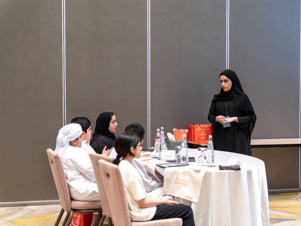 "عجمان مال بلس" يعزز الوعي المالي وتقنيات الذكاء الاصطناعي لدى الطلبة