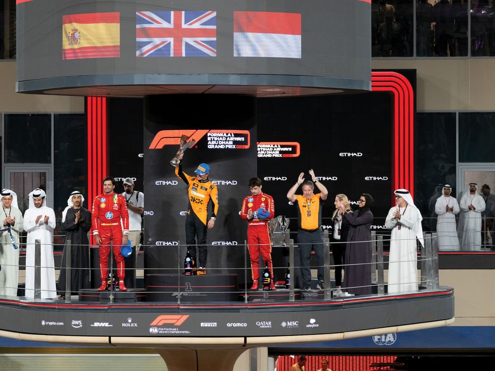 Hamdan bin Mohamed bin Zayed entrega troféu de vencedor do Grande Prêmio de Abu Dhabi a Lando Norris