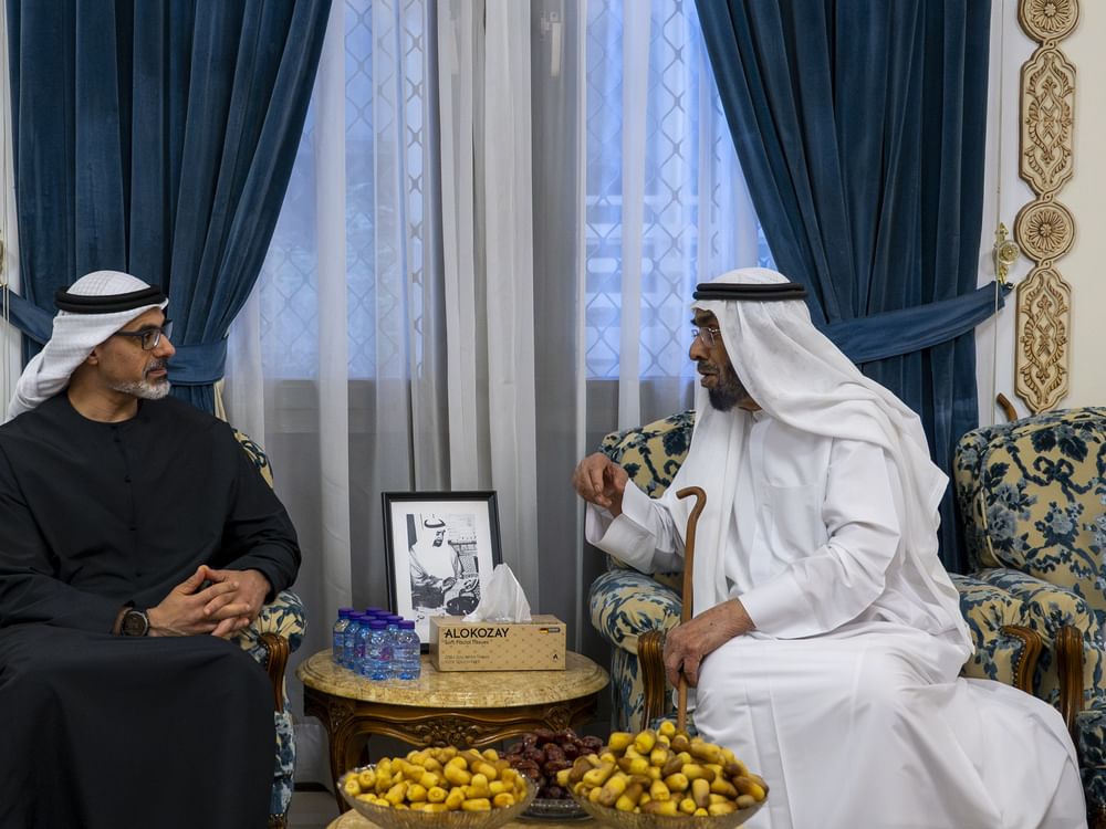 خالد بن محمد بن زايد يُقدِّم واجب العزاء في وفاة فاطمة هلال راشد المزروعي