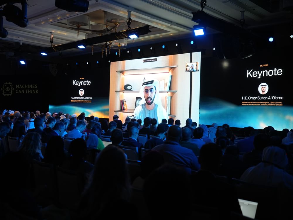 قمة "ماشينز كان ثينك" تستشرف مستقبل الذكاء الاصطناعي وآثاره على القطاعات الحيوية