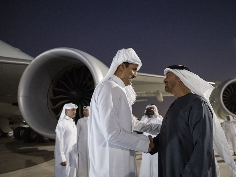 أمير قطر يصل إلى البلاد في زيارة أخوية..ورئيس الدولة في مقدمة مستقبليه