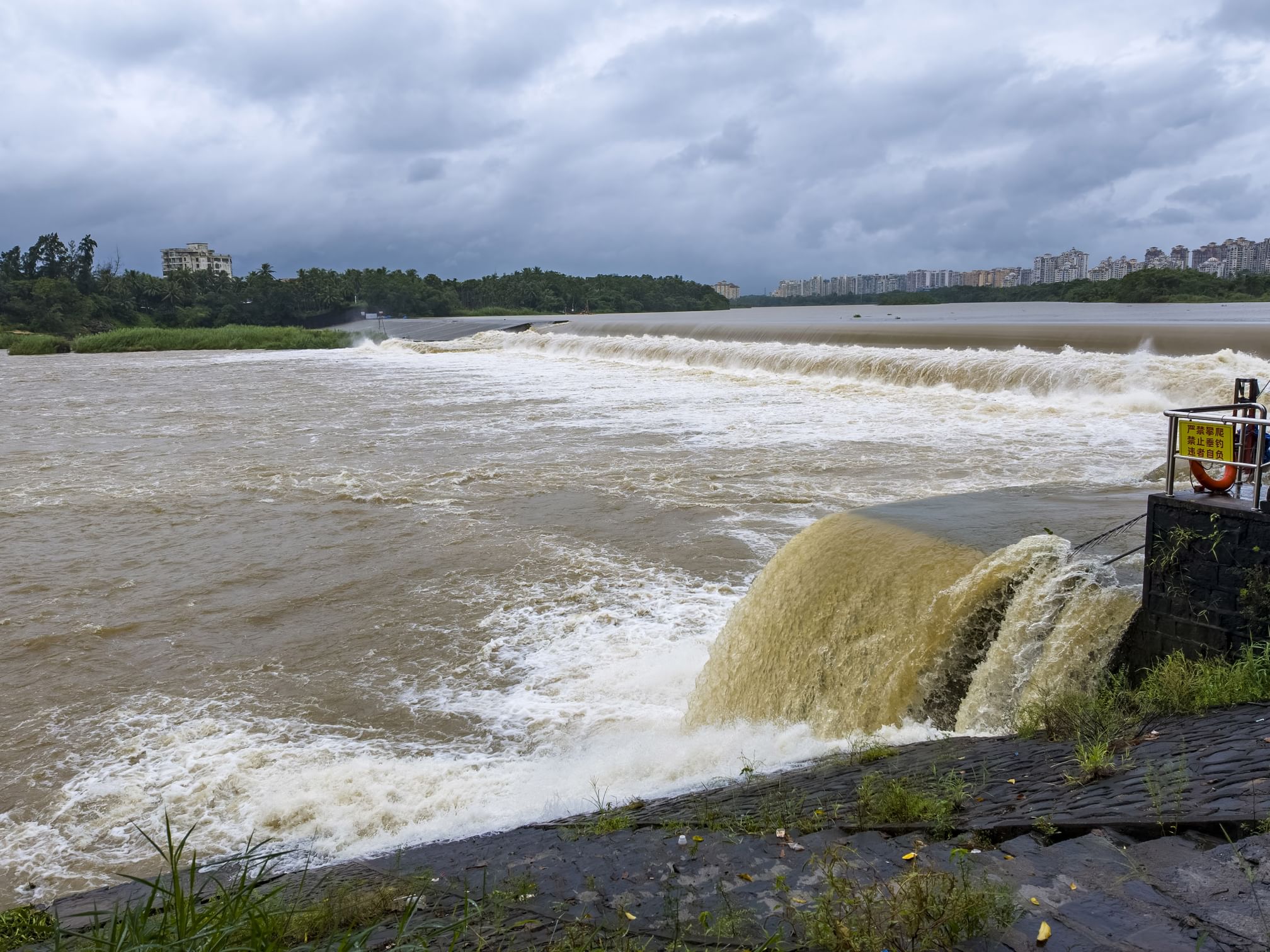 Over 31,000 evacuated as heavy rain lashes southern China