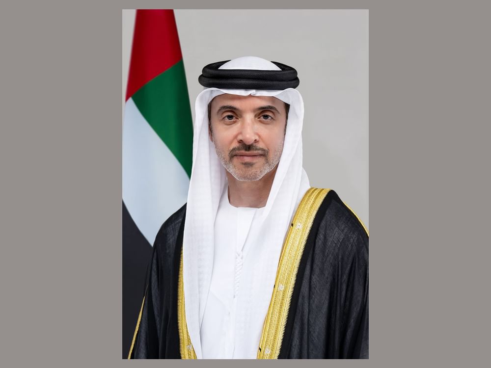 هزاع بن زايد يهنئ رئيس الدولة ونائبيه والحكّام بمناسبة عيد الفطر السعيد