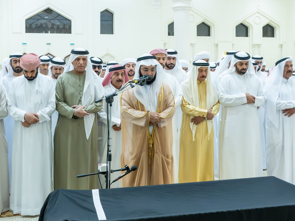 سعود بن صقر يؤدي صلاة الجنازة على جثمان الشيخة شمسة سعيد الكتبي
