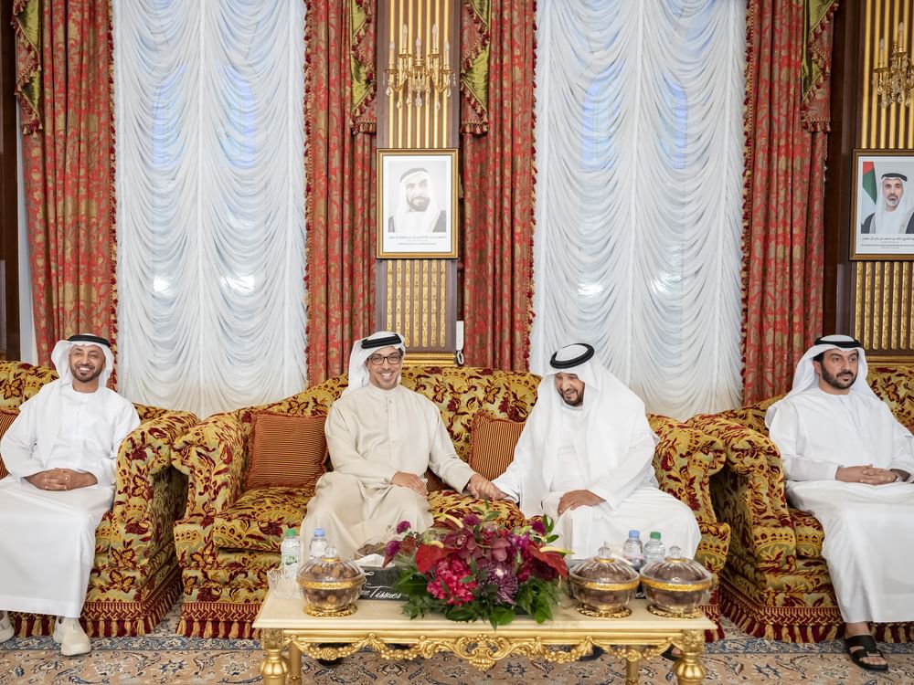 منصور بن زايد يحضر مأدبة الإفطار التي أقامها محمد بن بطي آل حامد