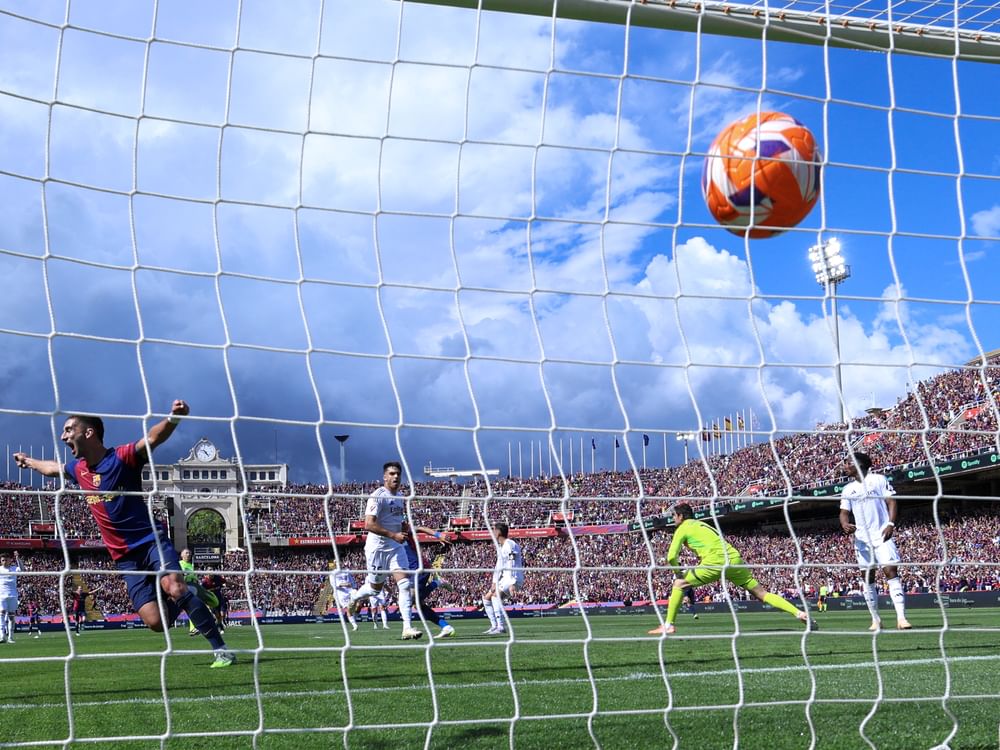 Barcelona close in on league title after defeating Madrid 4-3