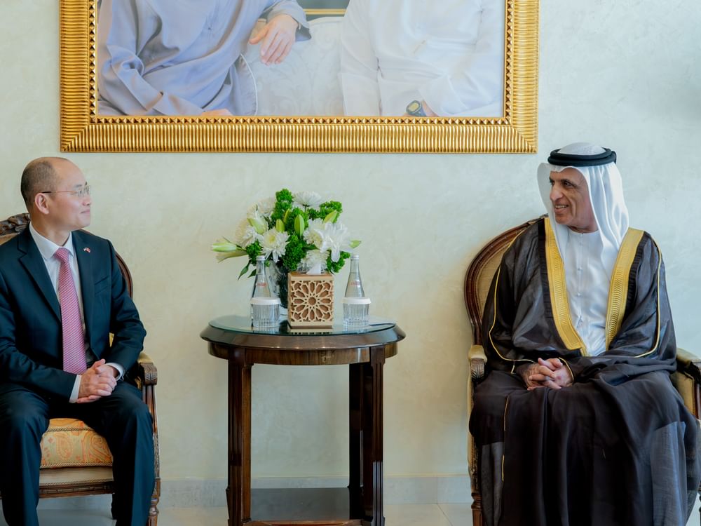 سعود بن صقر يستقبل السفير الصيني لدى الدولة