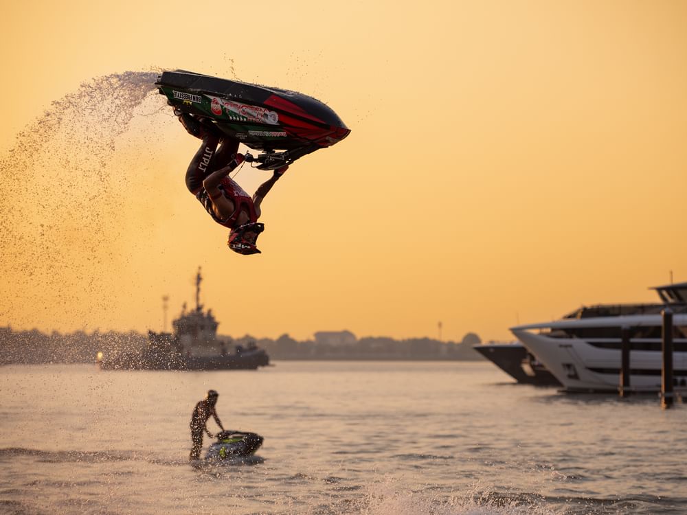 معرض أبوظبي الدولي للقوارب 2025 يقدم في يومه الثالث عروضا فنية 