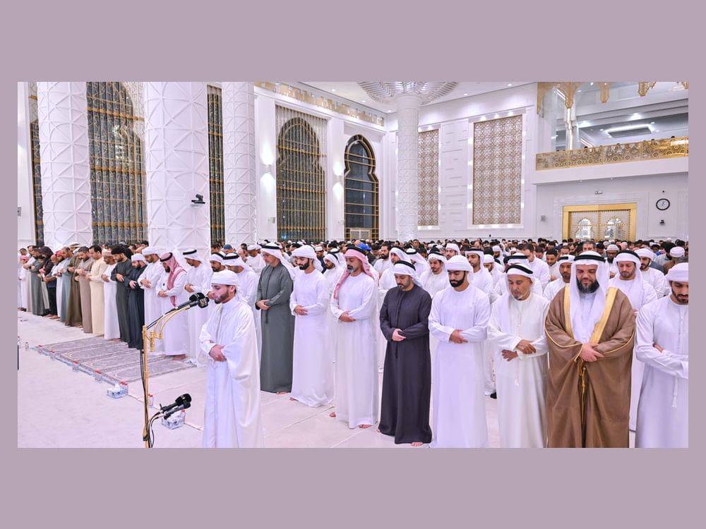 عمار بن حميد يؤدي صلاة القيام في مسجد آمنة الغرير