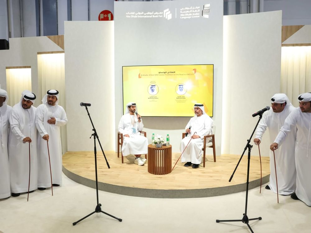 فن "الآهلة" الإماراتي يستقطب جمهور معرض أبوظبي للكتاب