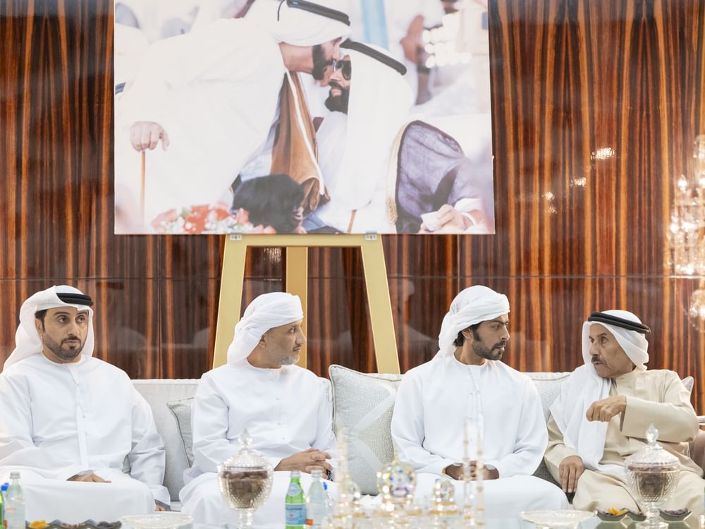 خليفة بن طحنون بن محمد يُقدِّم واجب العزاء في وفاة علي عباس الفهيم