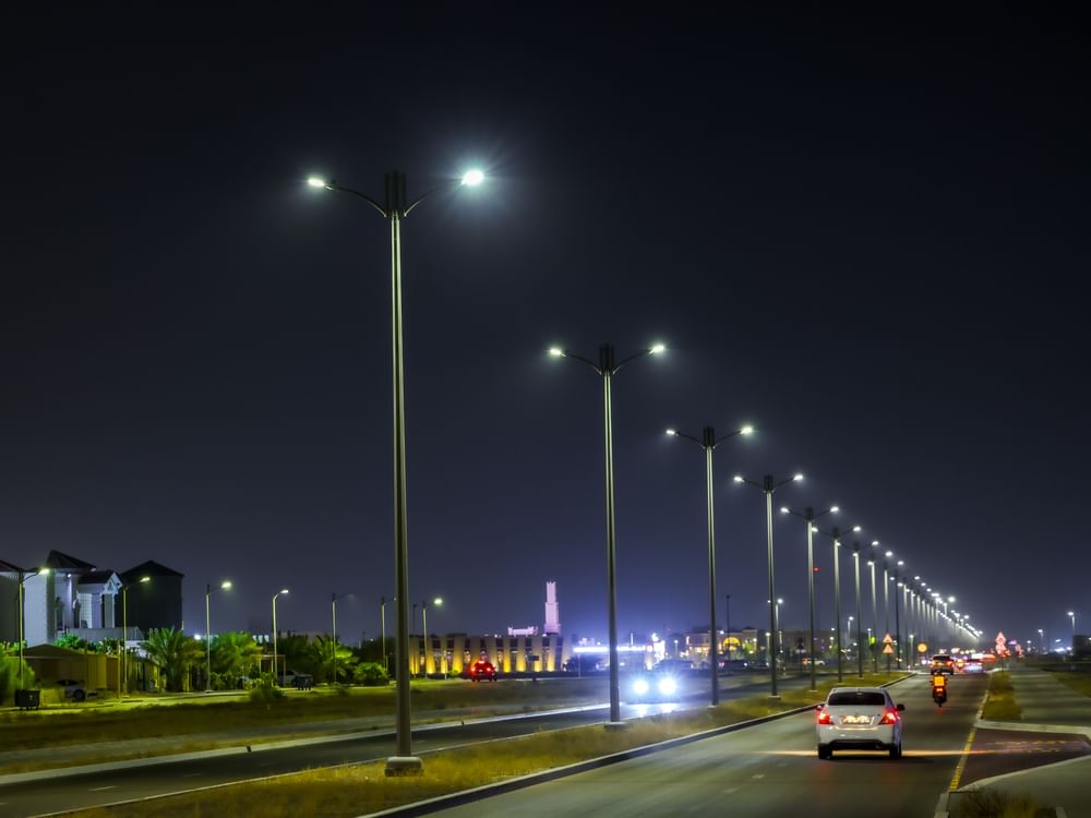 بلدية مدينة العين تنجز مشروع تطوير إنارة طرق داخلية ورئيسية 