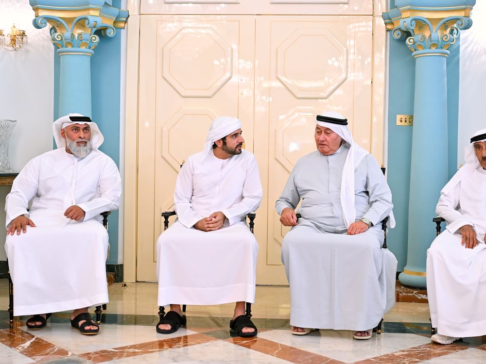 حمدان بن محمد يقدّم واجب العزاء في وفاة موزة بنت محمد عبدالله الموسى