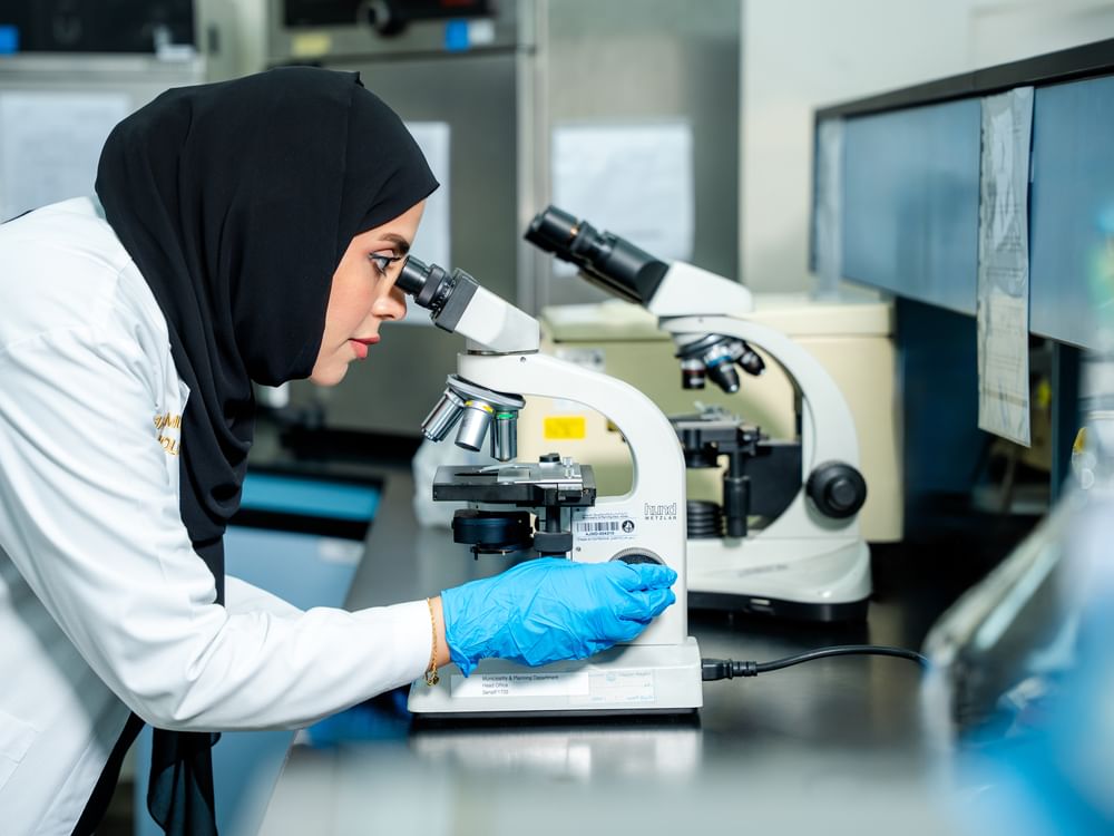 مختبر البيئة في بلدية عجمان يفحص 496 عينة خلال الربع الأول