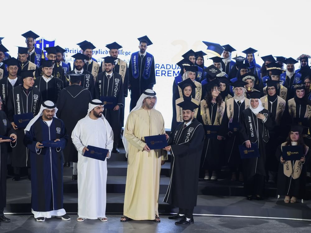 نائب حاكم أم القيوين يشهد تخريج طلبة الكلية التطبيقية البريطانية