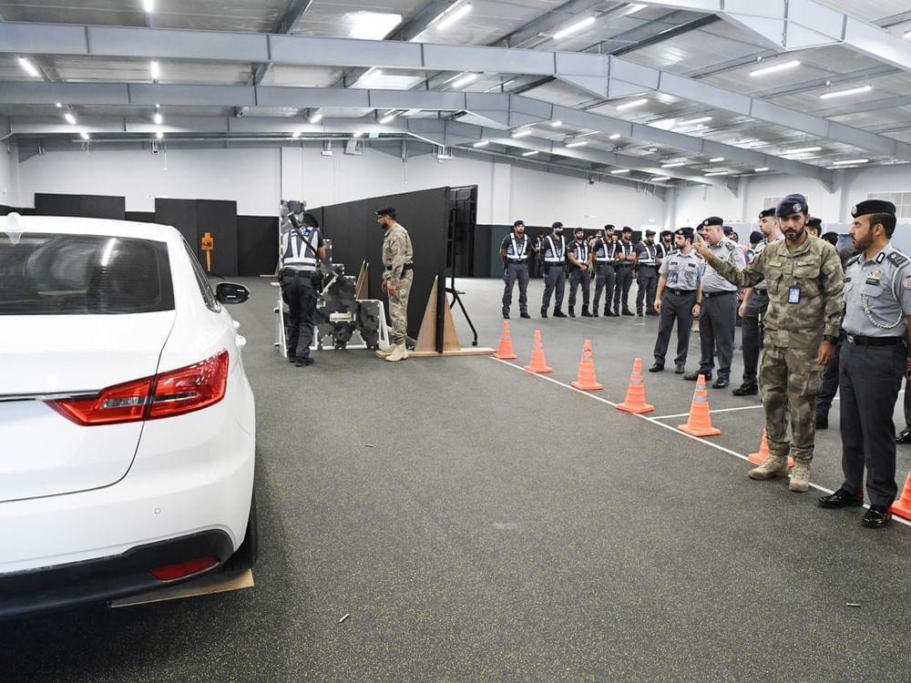 قائد عام شرطة أبوظبي يحضر التدريبات التخصصية في "مديرية المرور والدوريات"