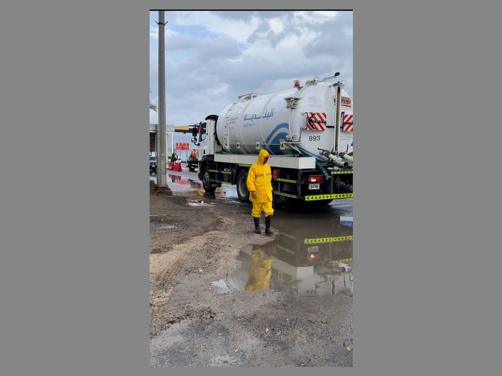 Municípios dos Emirados Árabes Unidos reforçam resposta às chuvas para garantir segurança e fluxo de tráfego