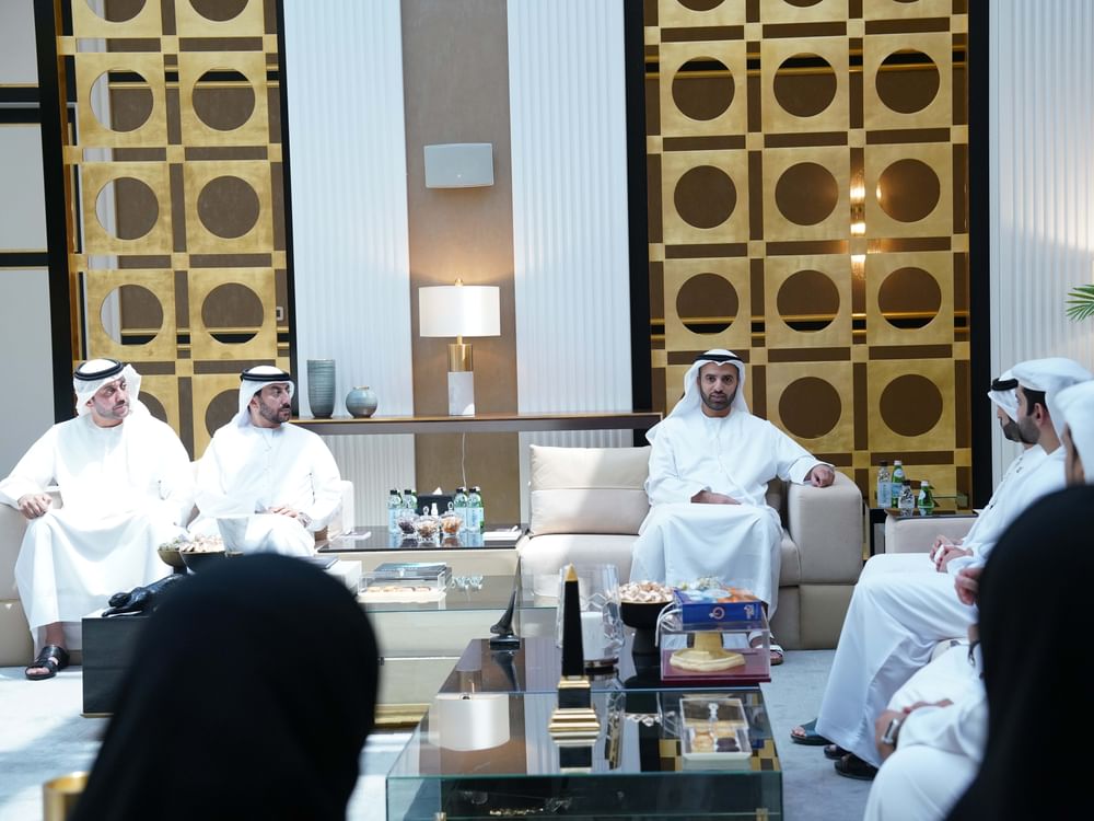 محمد بن سعود يستقبل وفد مجلس رأس الخيمة للشباب وفريق المرعي الفائز بسباق دلما التاريخي