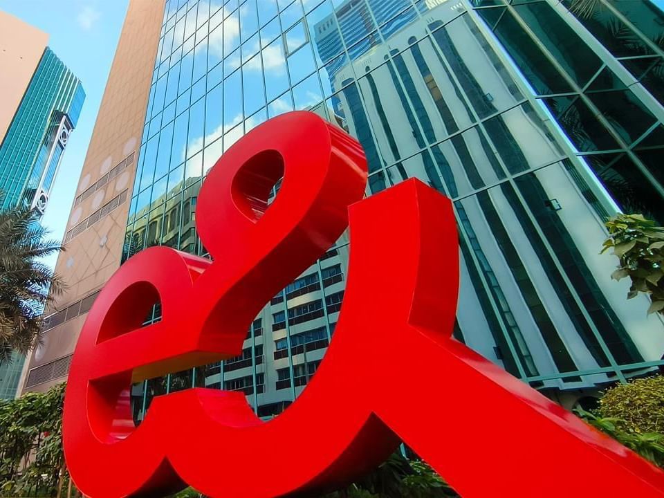 e& réalise un chiffre d’affaires consolidé de 16,9 milliards d’AED au T1 2025, en hausse de 18,7 % en glissement annuel