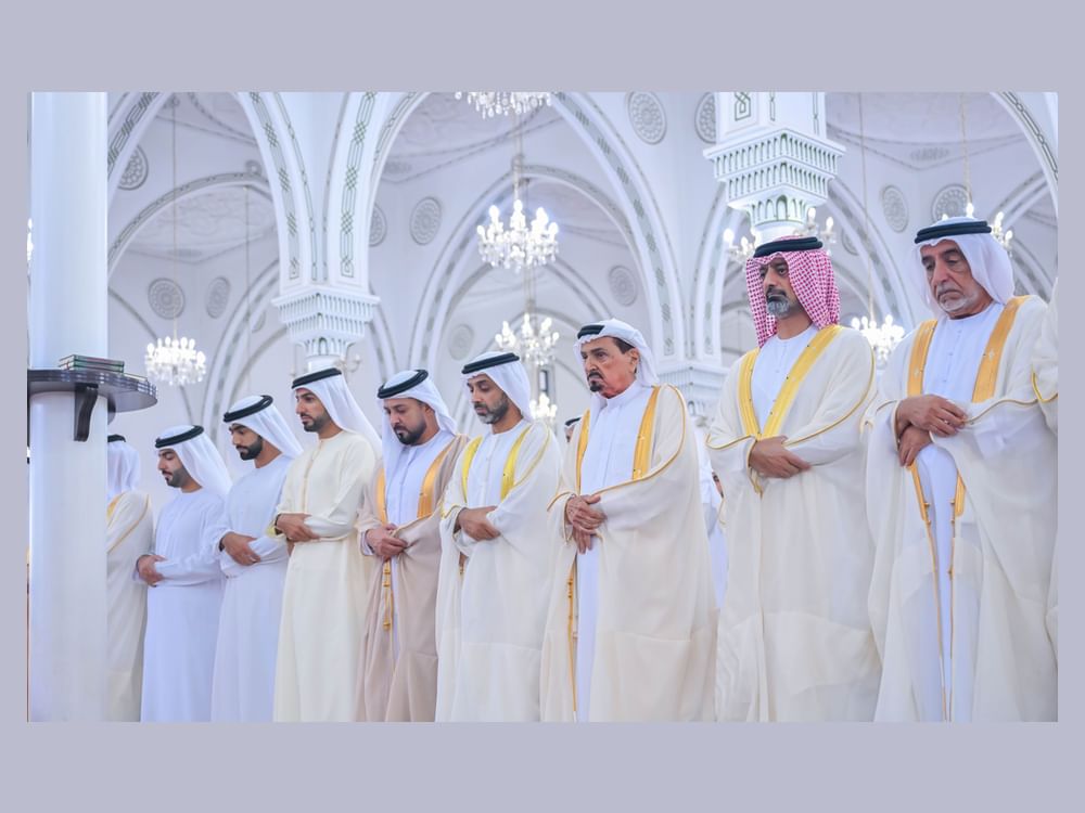 حاكم عجمان وولي عهده يؤديان صلاة عيد الأضحى في مسجد الشيخ راشد بن حميد