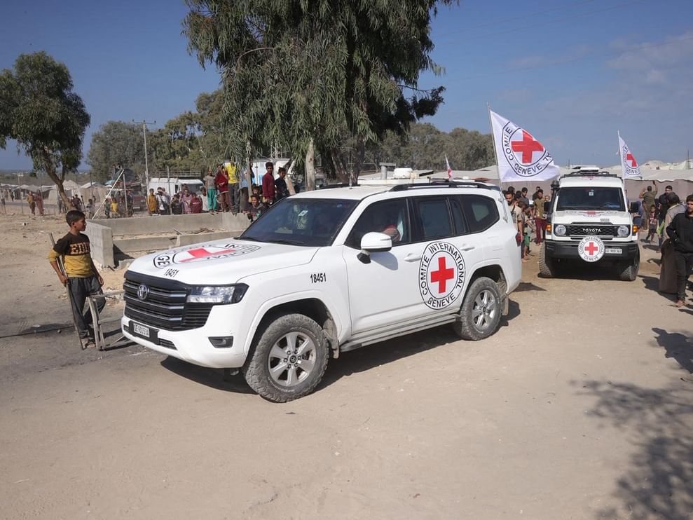 “الصليب الأحمر” يتسلم الدفعة الثانية من الرهائن الإسرائيليين في قطاع غزة