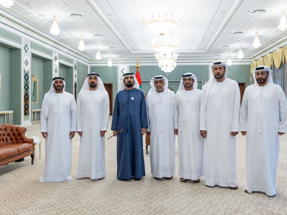 محمد بن راشد يلتقي عددا من الألوية المتقاعدين في شرطة دبي