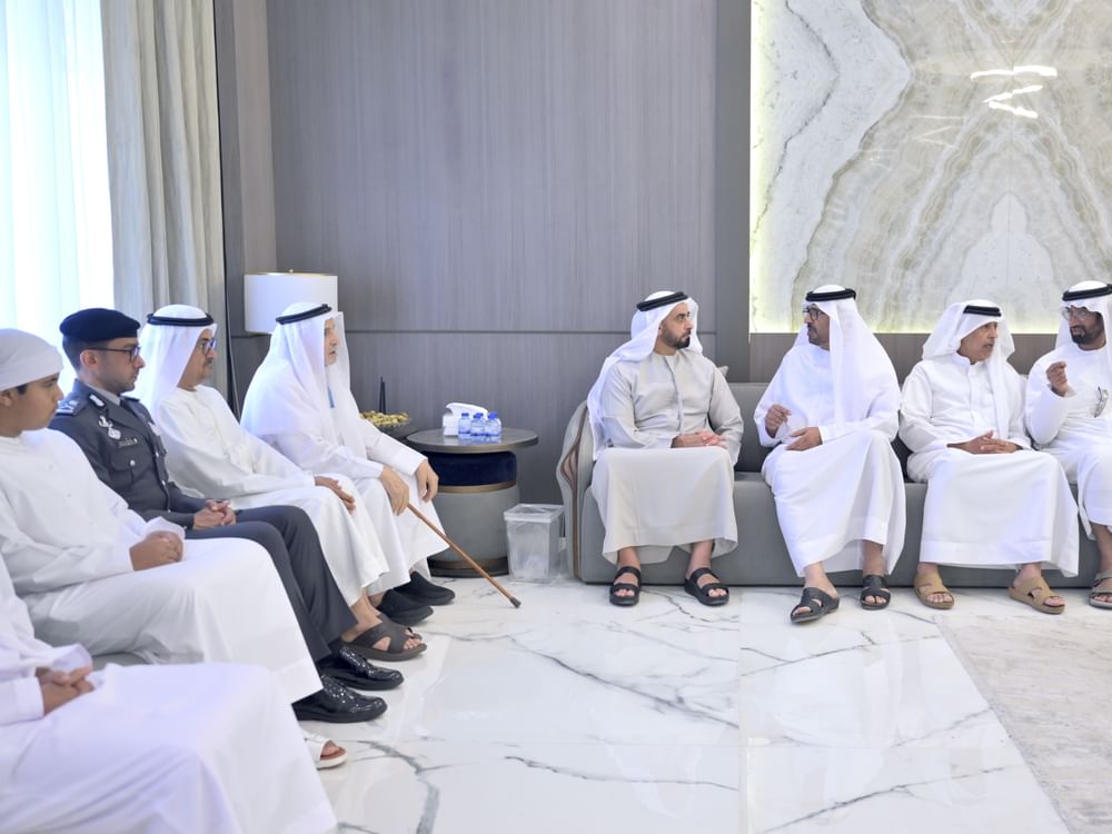 سيف بن زايد يقدم واجب العزاء في وفاة والدة راشد ثاني المطروشي