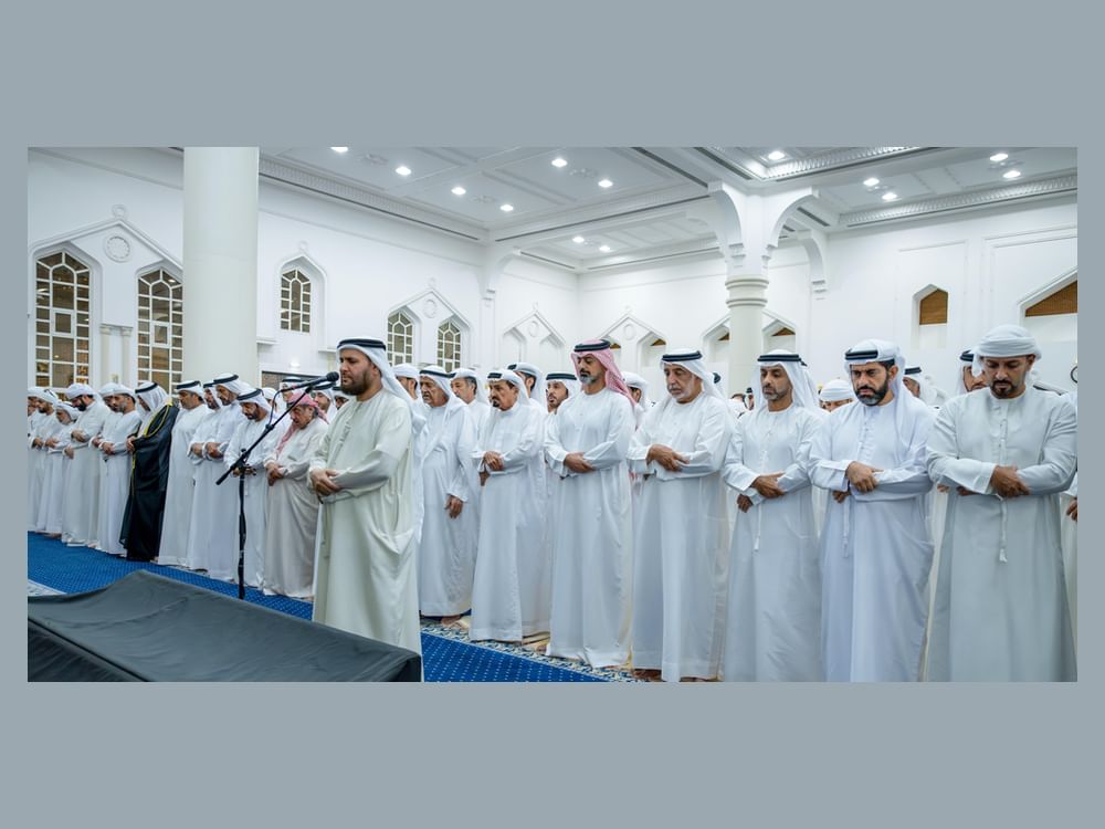 حاكم عجمان يؤدي صلاة الجنازة على جثمان الشيخة حصة عبيد محمد مفتاح الشامسي