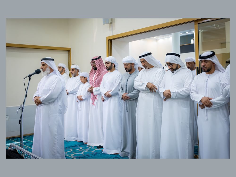 عبدالعزيز بن حميد يؤدي صلاة الجنازة على جثمان سعيد سالم النعيمي 