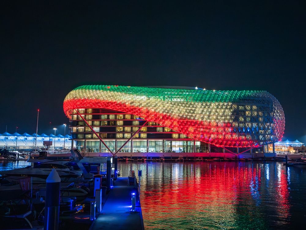 جزيرة ياس تتألق بألوان علم الكويت احتفالاً بأسبوع العلاقات الإماراتية الكويتية