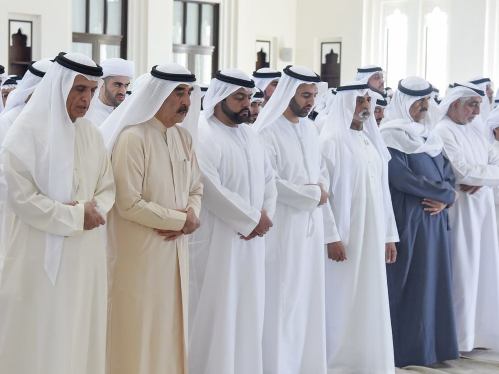 حاكما أم القيوين ورأس الخيمة يؤديان صلاة الجنازة على جثمان الشيخة حصة بنت حميد بن عبدالرحمن الشامسي