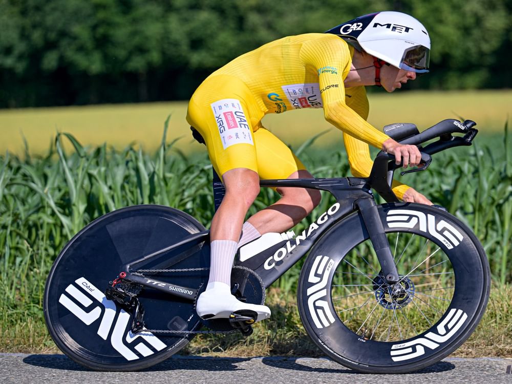 Tadej Pogačar arrasa en la contrarreloj y se acerca al triunfo en el Tour de Suiza