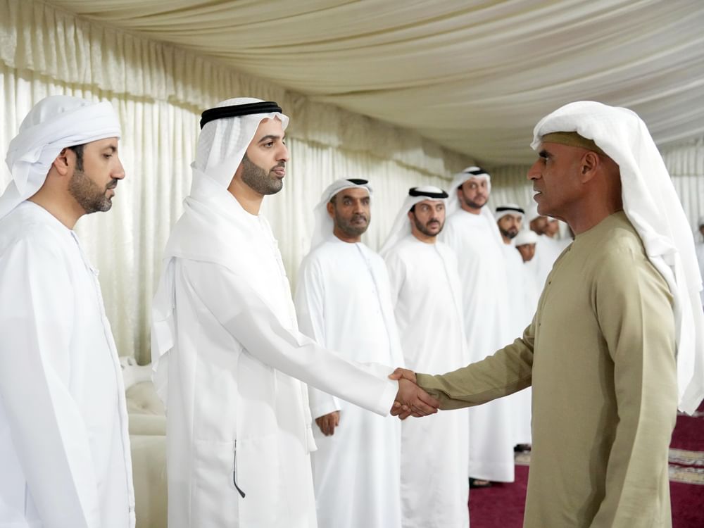 ولي عهد رأس الخيمة يقدم واجب العزاء بوفاة فضل العلي