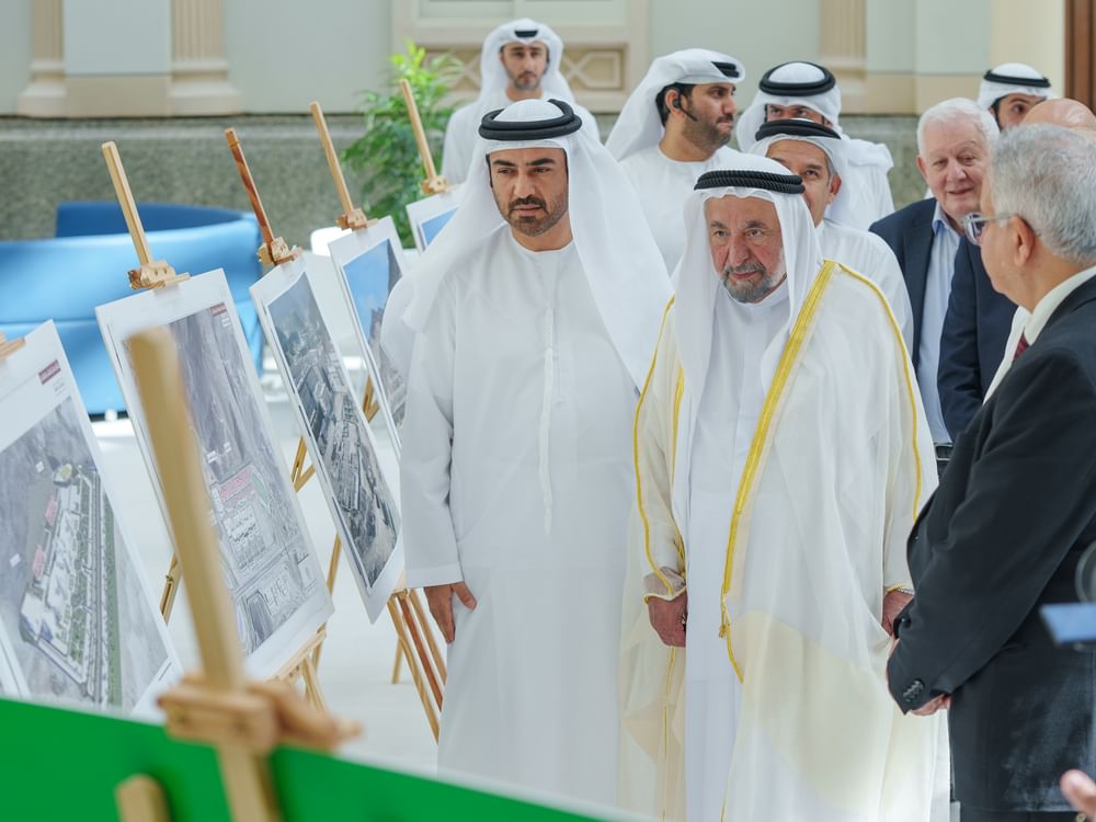حاكم الشارقة يتفقد المختبرات المركزية واستراحة الطالبات في جامعة خورفكان