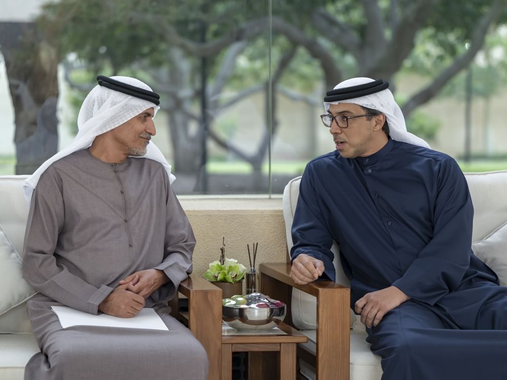 Mansour bin Zayed acoge a empleados de diversas entidades gubernamentales en un banquete de Iftar durante el Ramadán