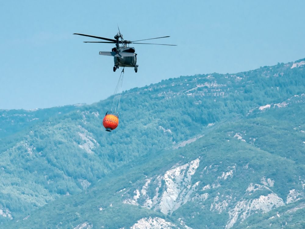 Equipo de rescate de EAU continúa los esfuerzos para extinguir los incendios forestales en Albania