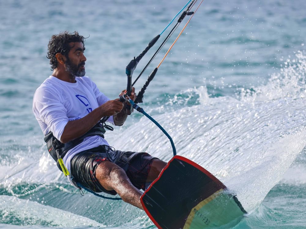 المنصوري يحرز ميداليتين في بطولة دبي للتزحلق على الماء بالمظلات