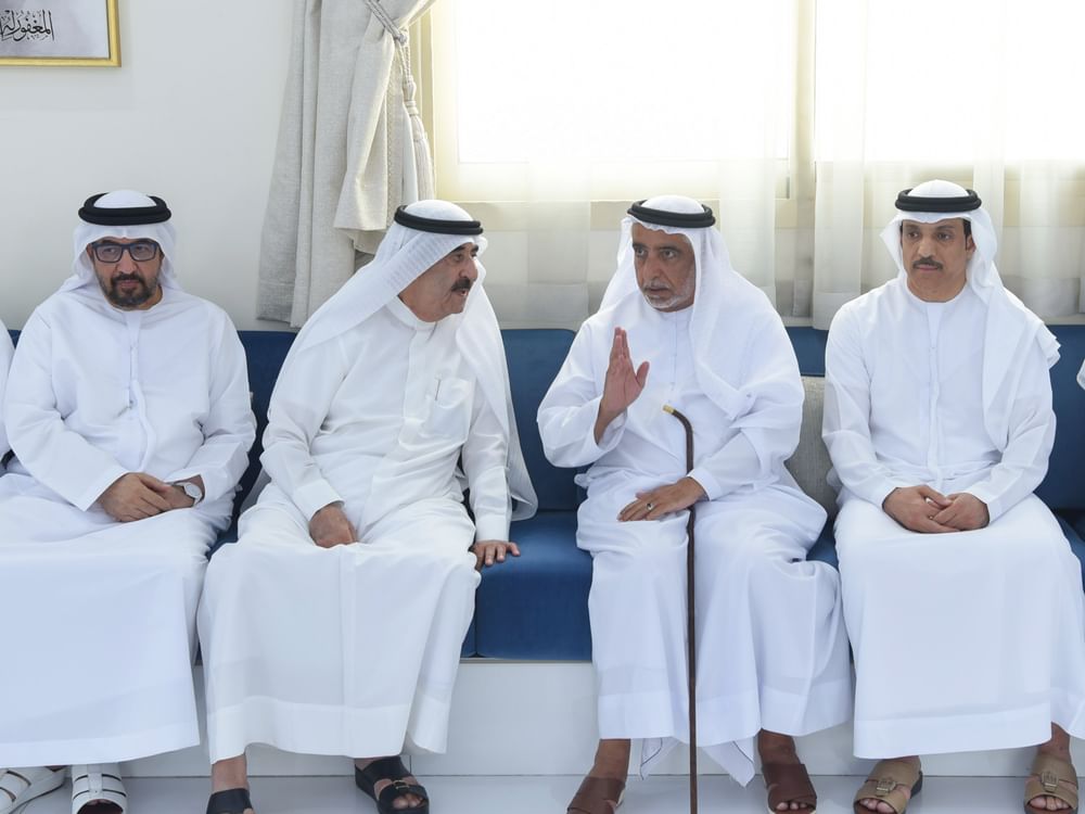 حاكم أم القيوين يقدم واجب العزاء في وفاة منصور سيف الزعابي