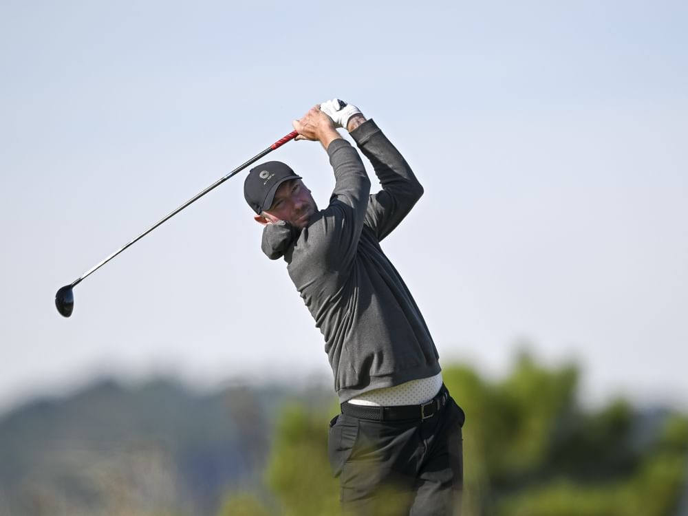 الإنجليزي كريس وود يتصدر تصفيات جولة مينا للجولف