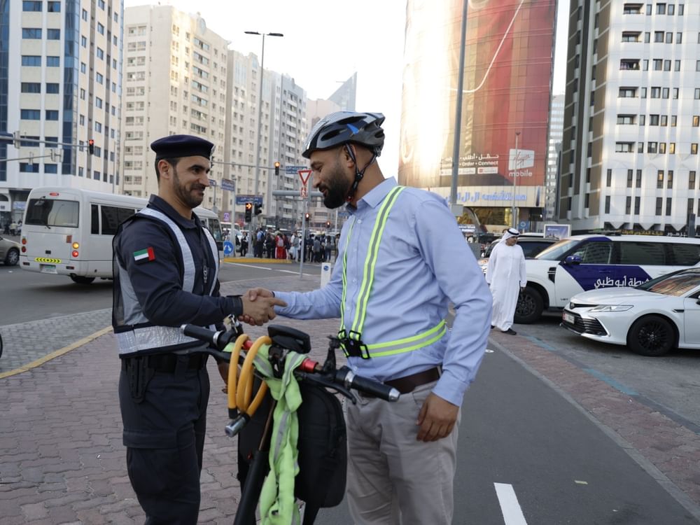شرطة أبوظبي تعزز وعي مستخدمي "السكوترات"