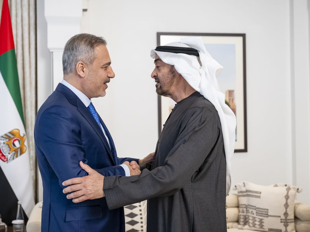 El presidente de Emiratos recibe al ministro de Exteriores de Turquía