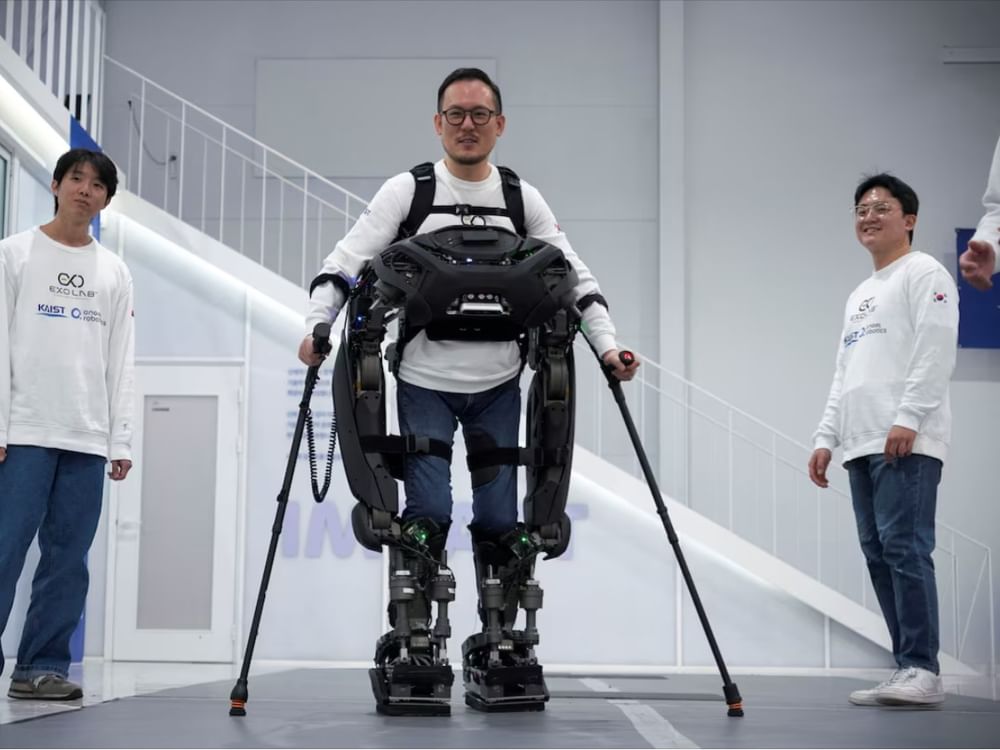 韩国研发新型外骨骼机器人 助截瘫患者重获行走能力