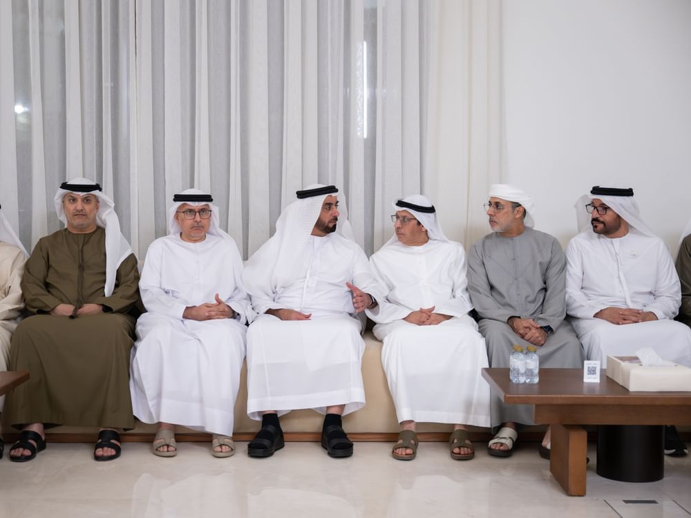 سيف بن زايد يقدم واجب العزاء بوفاة حليمة عبدالمنان عبدالرحمن العور